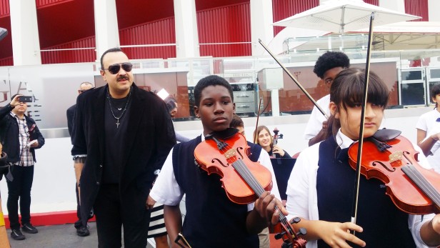 El cantante mexicano Pepe Aguilar fue parte del grupo de personas y compañías que donaron instrumentos musicales a niños y jóvenes de bajos recursos en Inglewood, California. Fotos: KioskoNews