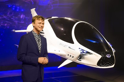 Lexus y Dane DeHann, estrella de del filme de ciencia ficción que se estrena en junio, ‘Valerian and the City of a Thousand Planets’ presentaron el vehículo monoplaza 'SKYJET' en Miami. 