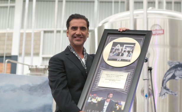 A una semana de lanzar el disco ‘Rompiendo Fronteras’, El Potrillo recibió disco de platino en México. 