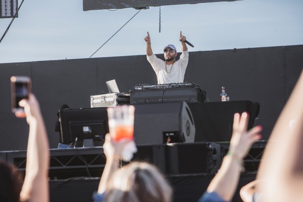 El DJ Alex Sensation prendió el ambiente en el VIP de Chivas Regal  durante el LFestival celebrado en el Pico Rivera Sports Arena.