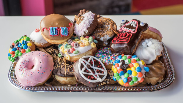 Voodoo Doughnut  ofrece una vriedad de 60 donas para todos los gustos.