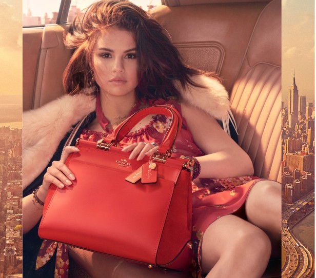 La colección de Coach x Selena Gomez estará disponible para pre-pedido en línea en Coach.com a partir del 14 de agosto y disponible en las tiendas de Coach en todo el mundo a partir del 1 de septiembre de 2017. Foto: Steven Meisel