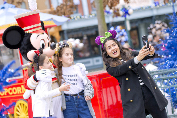 Salma Hayek capturó los momentos especiales que disfrutó con su hija Valentina y su amiguita en el parque de diversiones.