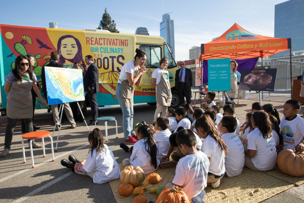 LA Troka es una huerta didáctica móvil que llevará el programa Edible Teaching Garden and Culinary Arts de LA Plaza a escuelas y centros comunitarios locales de la ciudad de Los Ángeles. Infórmate dónde y cuándo llegará a tu área.